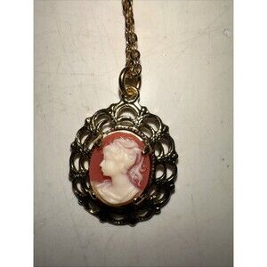 Vintage unmarked Cameo Pendant Necklace in Gold tone.